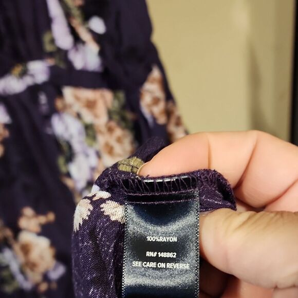 Torrid Navy Floral High Low Top Size 3 Nwt - Picture 5 of 5